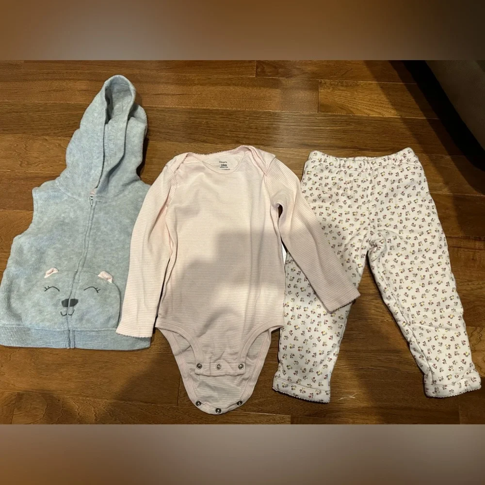 Charming 24M Girls’ Outfit Set with Hooded Vest, Onesie, and Floral Pants